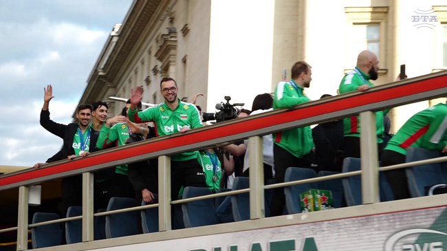 Започна парадът с българските волейболисти и световни вицешампиони