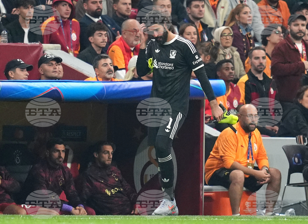 Вратарят на Ливърпул Алисон се контузи, мениджърът Арне Слот смята, че той ще пропусне мача срещу Челси