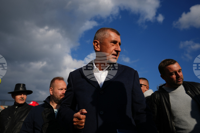 Бабиш води в проучванията преди започващите днес избори в Чехия