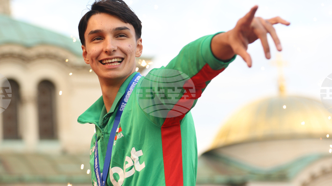 Волейболният национал Симеон Николов отбеляза победната точка за Локомотив Новосибирск срещу Зенит Казан в Русия