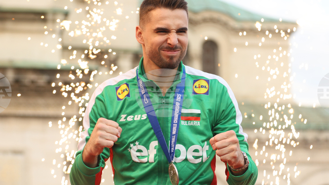 Монца с Мартин Атанасов и Жасмин Величков отстъпи пред Чистерна в италианската волейболна Суперлига