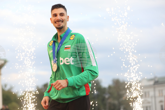 Алекс Грозданов и Богданка Любин постигнаха пета победа в първенството по волейбол на Полша