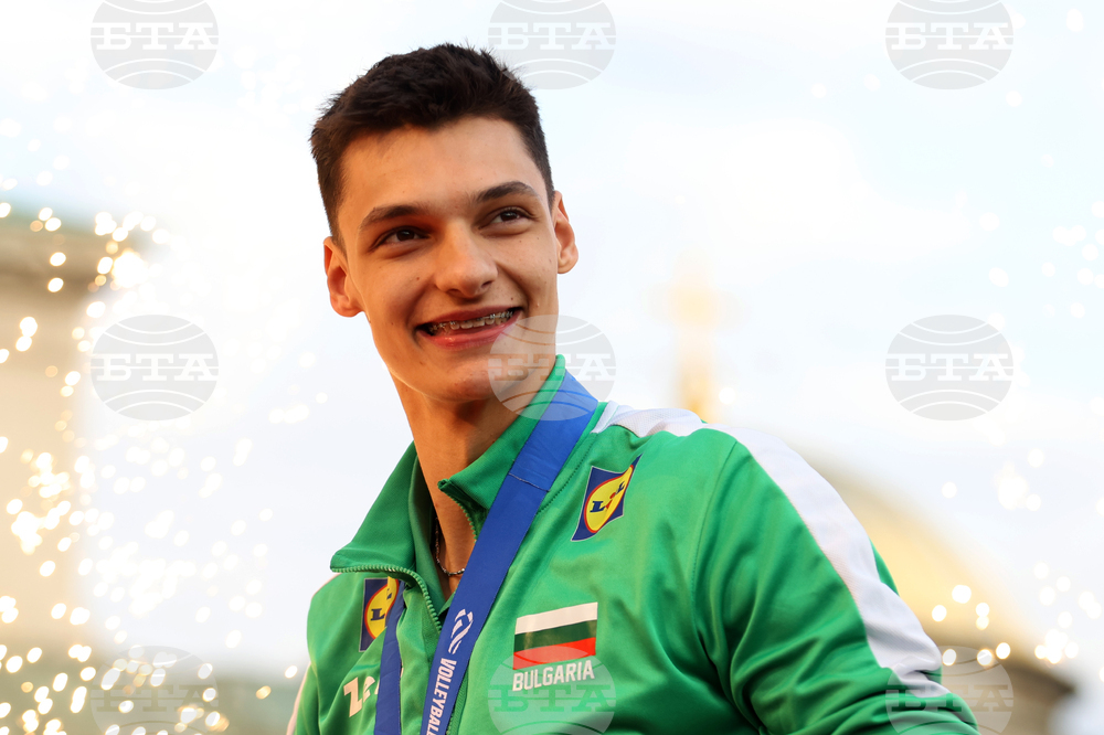 Волейболният национал Александър Николов тренира със съотборниците си от Кучине Лубе Чивитанова