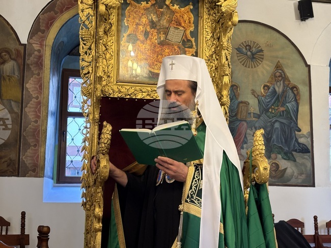 Самоков - храм „Покров Богородичен“ - патрирах Даниил - литургия