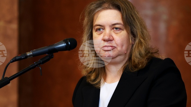 Напрежението и начинът, по който се канализира в обществото, трябваше да остане в парламента, каза бившият председател на НС Наталия Киселова