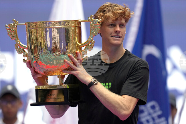 Италианецът Яник Синер триумфира с титлата на турнира по тенис в Пекин