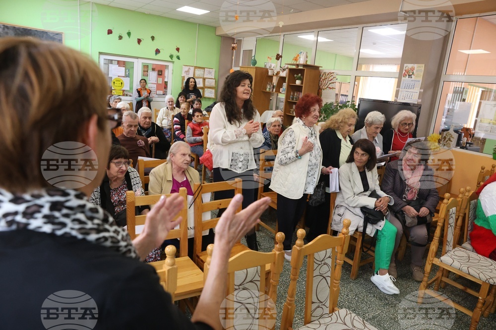 С песни и танци обитателите на дом "Надежда" в София посрещнаха Международния ден на възрастните хора