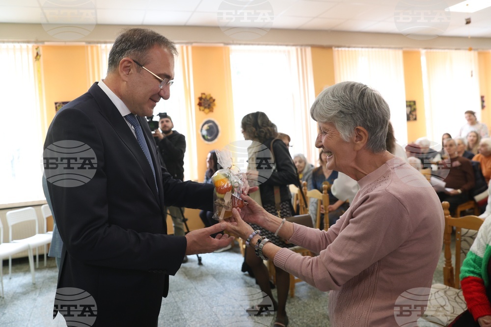 Ще направя предложение майчинските през втората година да станат 1100 лв., каза министър Борислав Гуцанов