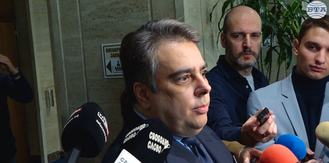 Необходими са 20 млн. лв на месец за заплащанията, които младите лекари искат, събираме подписи за извънредна здравна комисия, каза Асен Василев