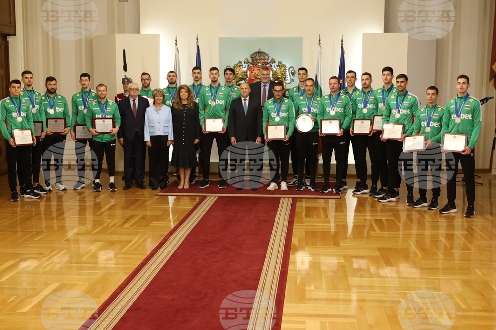 President Awards Honorary Plaques to National Volleyball Team Players, Staff