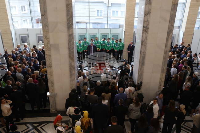 National Volleyball Team Welcomed with Standing Ovation in Parliament