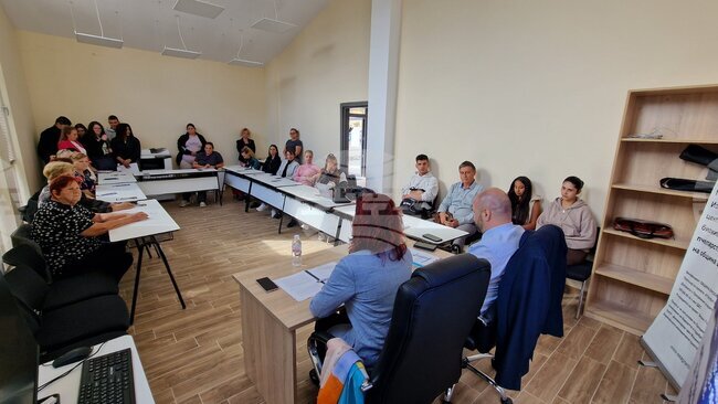 Ще бъде ли плавен преходът при смяна на валутата от лева в евро, питаха граждани на информационна среща в Брезово