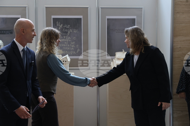 Изложба в парламента обръща внимание на народните представители върху проблемите на децата с дислексия