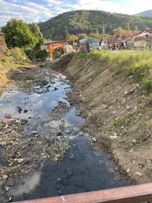 Община Котел почисти речни корита и шахти заради очакваните на 2 и 3 октомври интензивни валежи