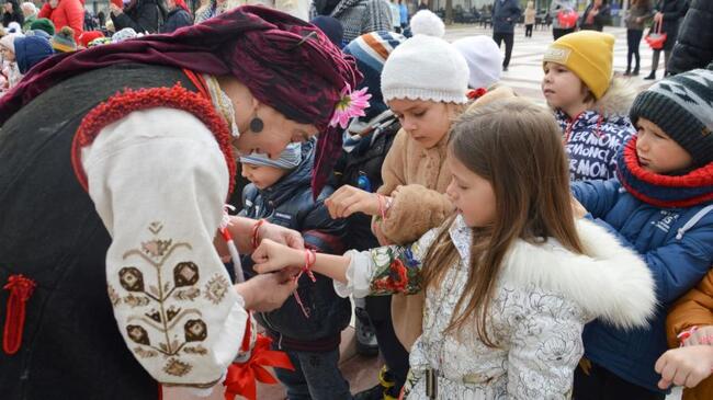 Община Благоевград: Баба Марта връзва мартенички на децата в Благоевград, местни изпълнители, самодейни състави и възпитаници на ЦЛТРДБ с музикални прояви