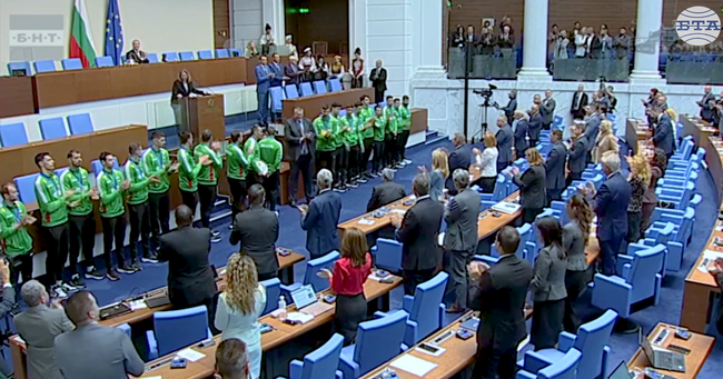 Националният отбор по волейбол беше приветстван от депутатите с аплодисменти и ставане на крака в пленарната зала