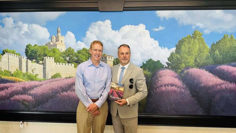 Генералният консул на България в Лос Анджелис посети централата на компания за производството на етерични масла