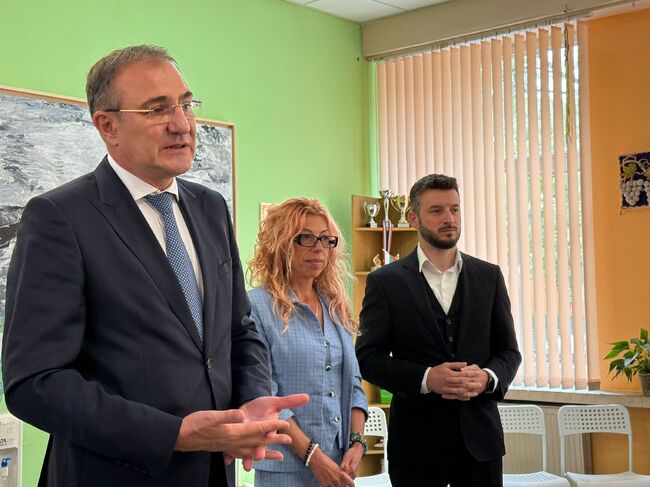 Кметът на район „Илинден“ д-р Емил Бранчевски и министърът на труда и социалната политика Борислав Гуцанов посетиха Дом за стари хора „Надежда“ по повод Международния ден на възрастните хора