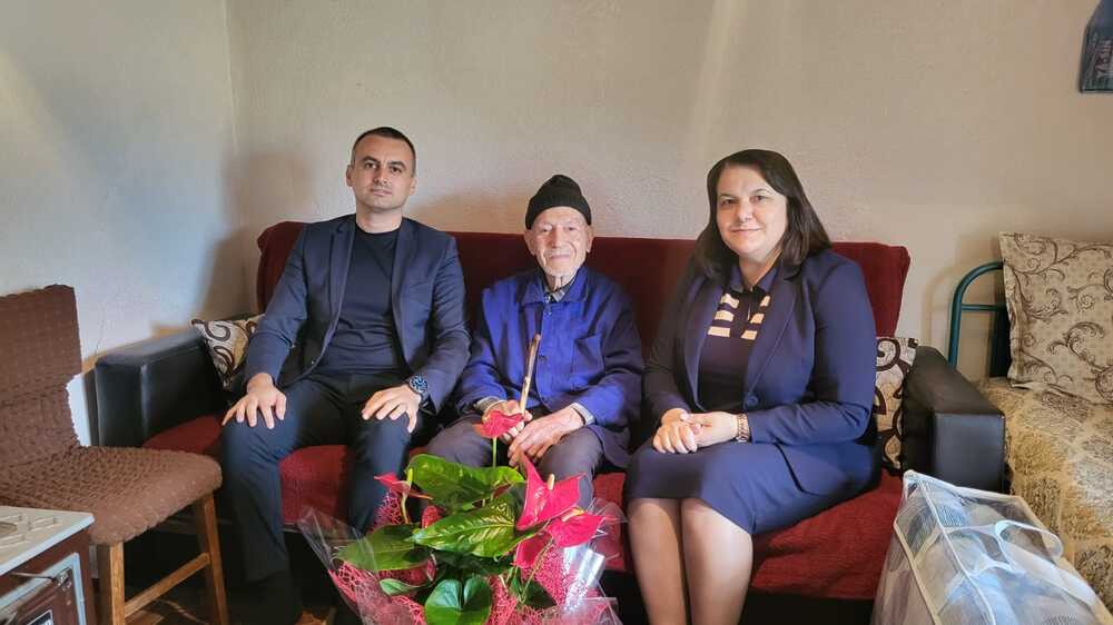 Кметът на Момчилград посети 101-годишен мъж от Конче за Международния ден на възрастните хора