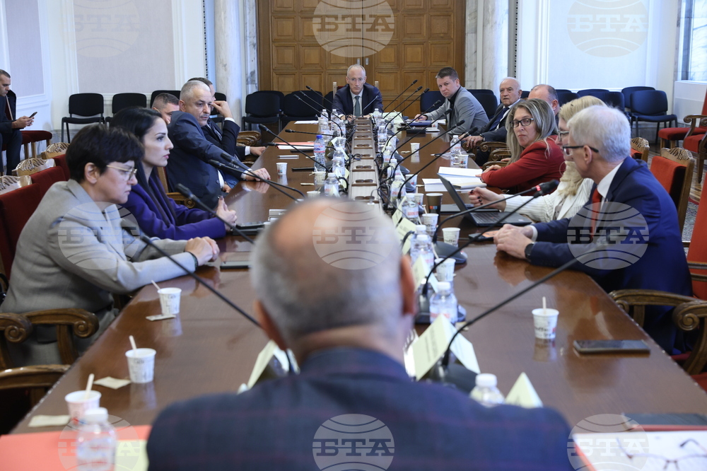 Министър Красимир Вълчев отговори на въпроси на депутати в Комисията по образованието и науката в Народното събрание