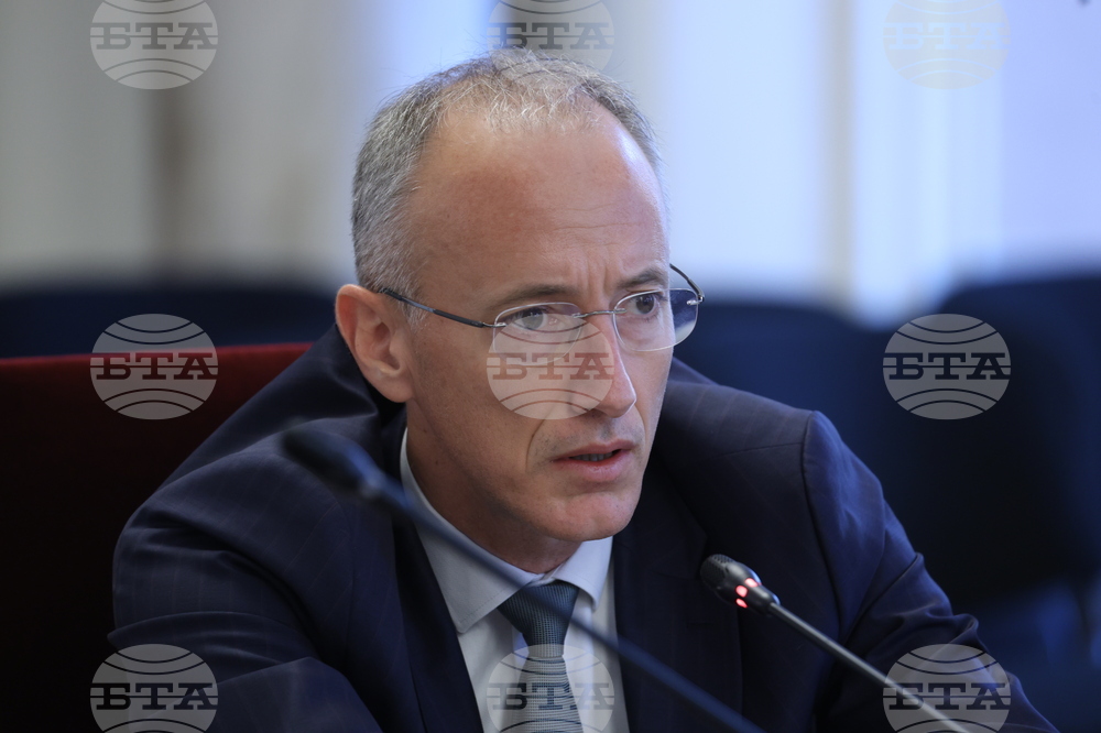 Оценките от външното оценяване в шести клас по математика ще се пишат по преценка на учителите и по желание на учениците, каза Красимир Вълчев