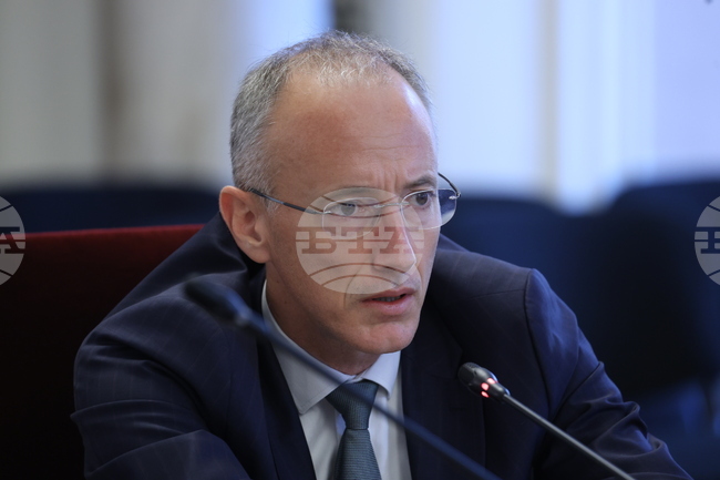 Оценките от външното оценяване в шести клас по математика ще се пишат по преценка на учителите и по желание на учениците, каза Красимир Вълчев