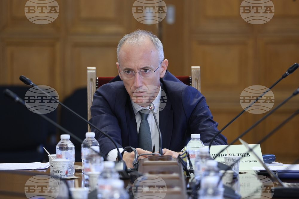 Общо 600 са заявките в образователното министерство за училищни автобуси, но потребностите са за много повече, каза министър Красимир Вълчев