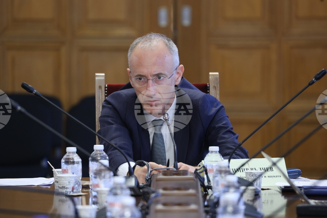 Завършилите „Обучение и грижи в ранна детска възраст“ няма да са медицински сестри, а ще имат хибридна квалификация, каза Красимир Вълчев 