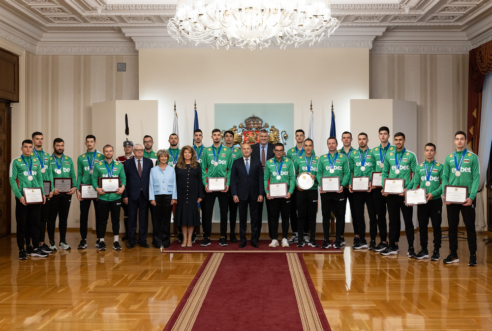 Румен Радев към волейболните ни национали: Успехът ви е много повече от спортен триумф, защото изваяхте образа на нова България, в която успяваш не с послушание, а с труд, воля и отговорност