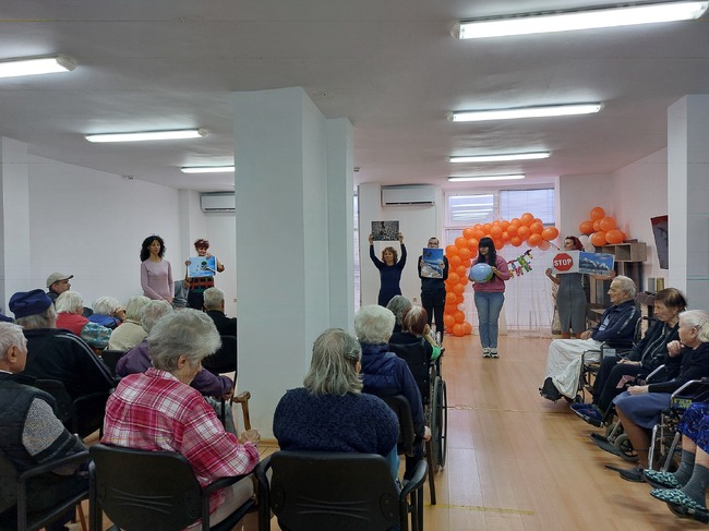 С песни и танци деца поздравиха потребителите на Дома „Мария Луиза” в Свищов по повод Международния ден на възрастните хора
