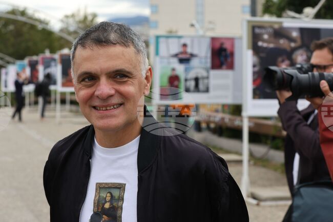 Изложбата „Васко 55“ бе открита на Моста на влюбените в София