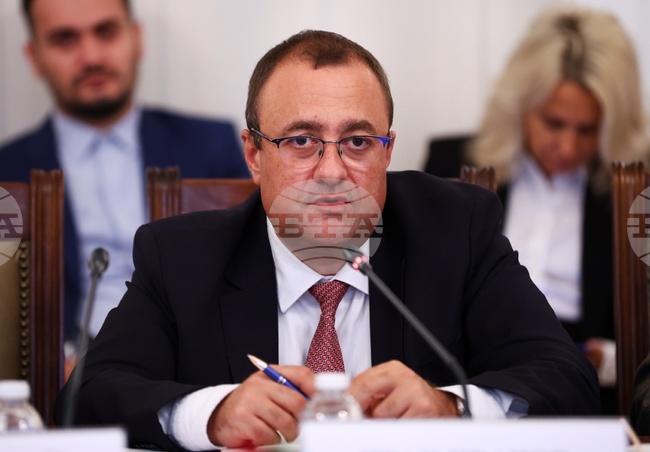 С цел безопасност откриването на новата отсечка на магистрала "Хемус" ще се забави с един или два дни, каза министър Иван Иванов