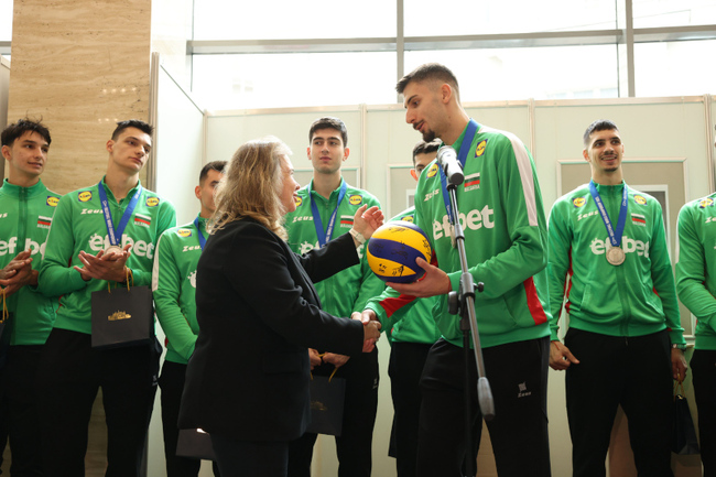 НС: С ръкопляскания и ставане на крака народните представители поздравиха националния отбор по волейбол за мъже и треньорския щаб в пленарната зала на Народното събрание