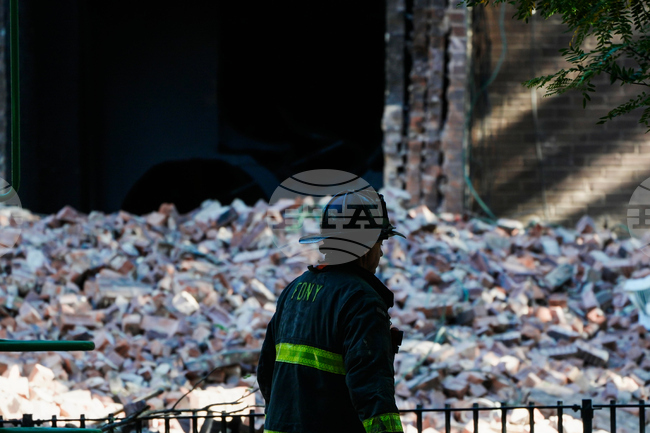 Част от висока жилищна сграда в Ню Йорк се срути, няма съобщения за ранени 