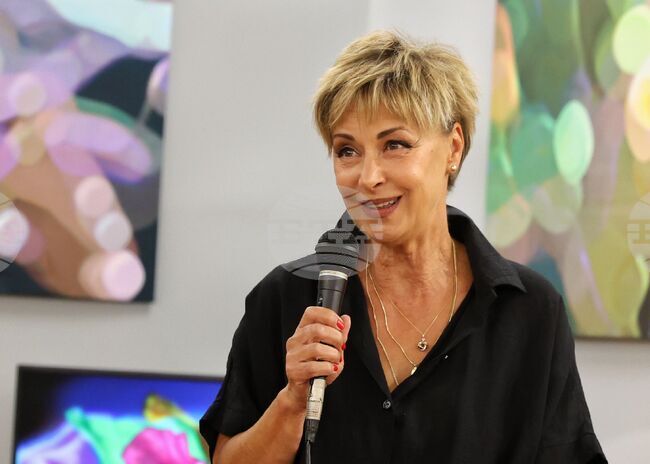 Респектирам се от думата писател, каза пред БТА Радина Червенова