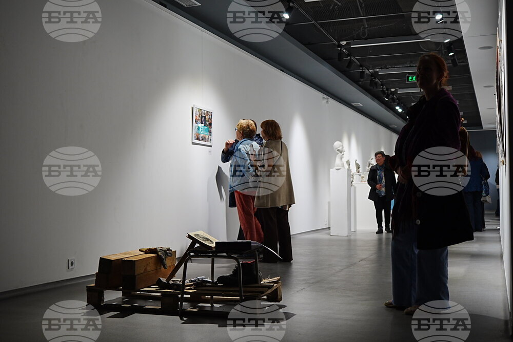 Пловдив - „Седемдесет обиколки около слънцето“ - изложба - доц. Свилен Костадинов