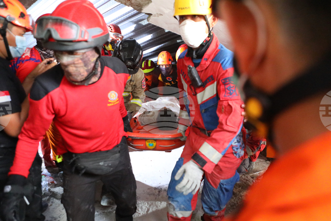 APTOPIX Indonesia School Collapse