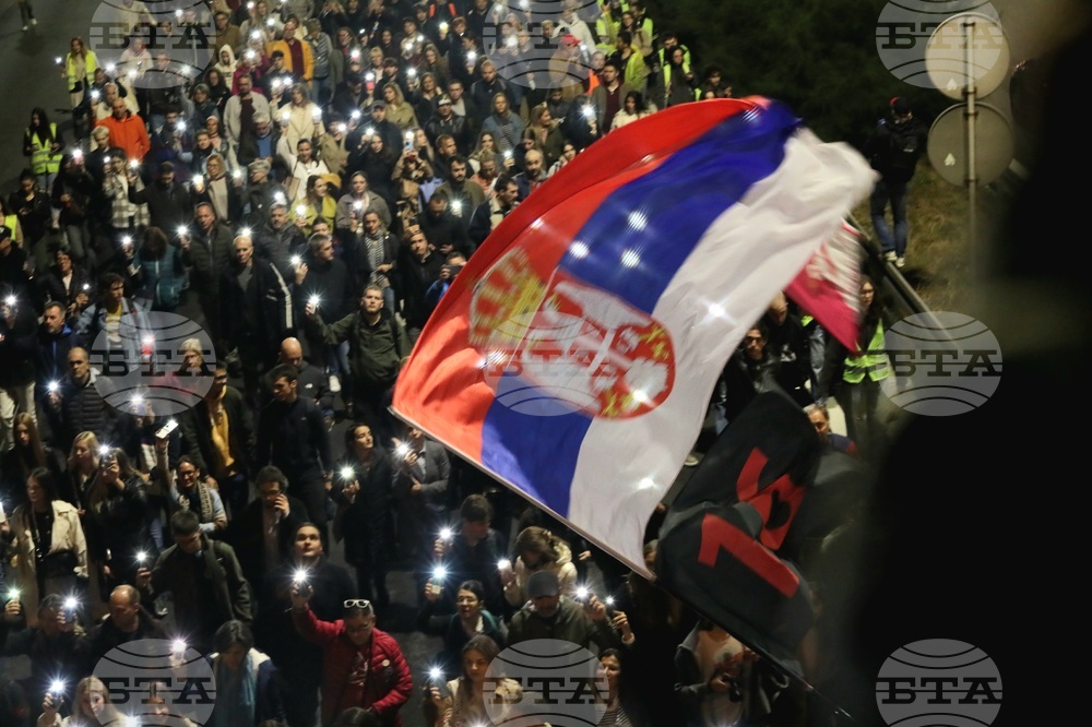 Студент, обвинен за подпалването на офиса на управляващата Сръбска прогресивна партия, е пуснат под домашен арест 