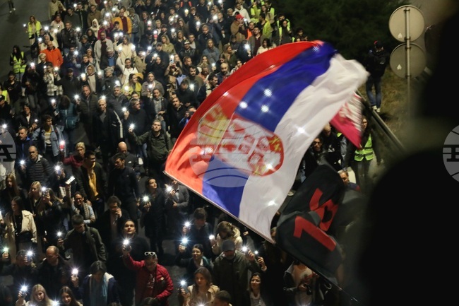 Студент, обвинен за подпалването на офиса на управляващата Сръбска прогресивна партия, е пуснат под домашен арест 