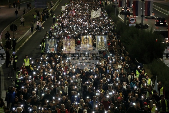 Хиляди протестиращи в Сърбия отбелязаха 11 месеца от трагедията в Нови Сад с мълчание и светещи телефони