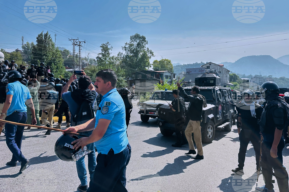 Кървавите протести в пакистанската част на Кашмир приключиха със споразумение с правителството 