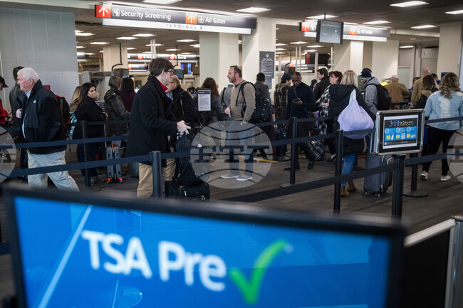 Авиолиниите в САЩ настояват Конгресът да реши кризата с частичното спиране на правителството и да плати на служителите по сигурността по летищата