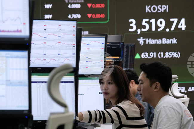 Повечето азиатски борси последваха понижениято от Уолстрийт, но Kospi постави нов рекорд