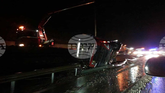 Тир се е обърнал на пътя Мездра- Ботевград, след разклона за Лютидол