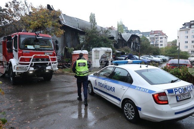 Един човек е загинал, а 35 автомобила са засегнати от пожар в столичния квартал "Гоце Делчев"
