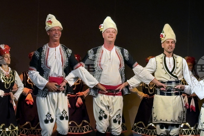 Фолклорен танцов ансамбъл „Самоков“ отпразнува десетата си годишнина с празничен спектакъл „Корени и криле“