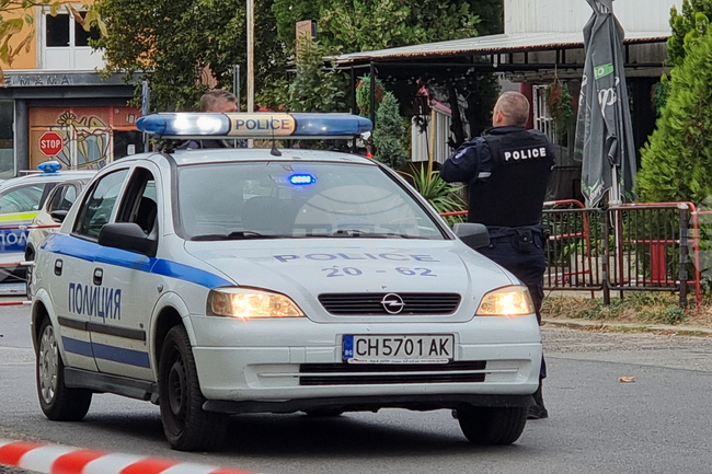 Възрастен мъж и младеж на 19 години бяха задържани за кражби от автомобили в Сливенско