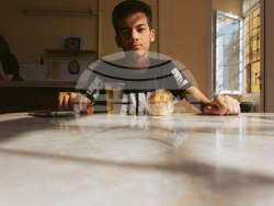 Изложбата „Това, което пазя“ събира спомените, самотата и труда на седем деца бежанци от Сирия. Снимка: Екипът на изложбата