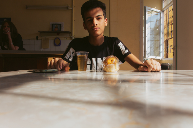 Изложбата „Това, което пазя“ събира спомените, самотата и труда на седем деца бежанци от Сирия