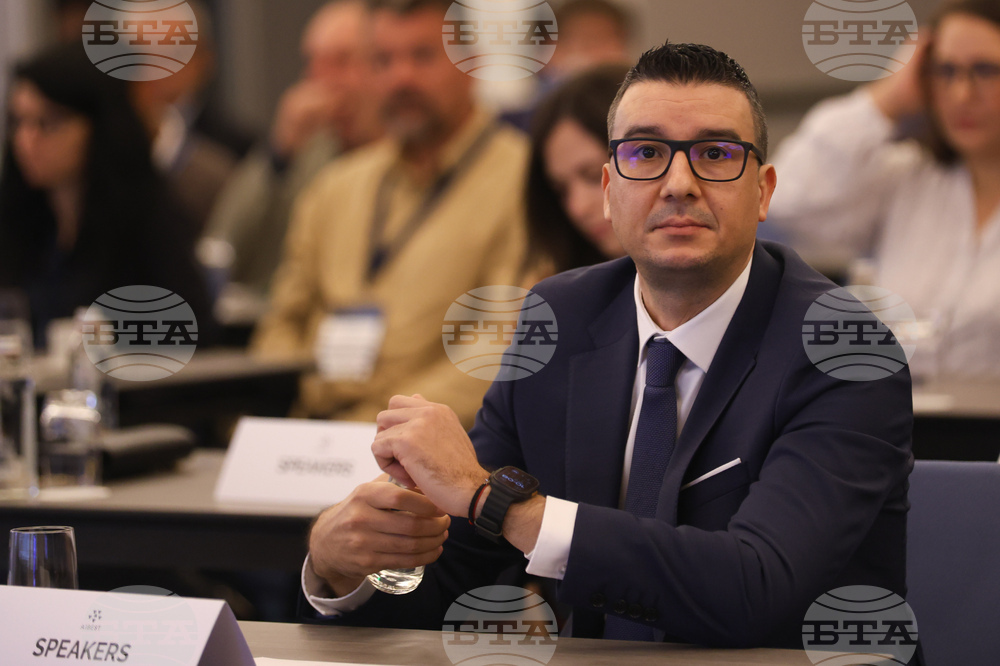 Осигуряване на непрекъсваемост на процесите в бургаската рафинерия изтъкна като основна цел и задача икономическият министър Петър Дилов 